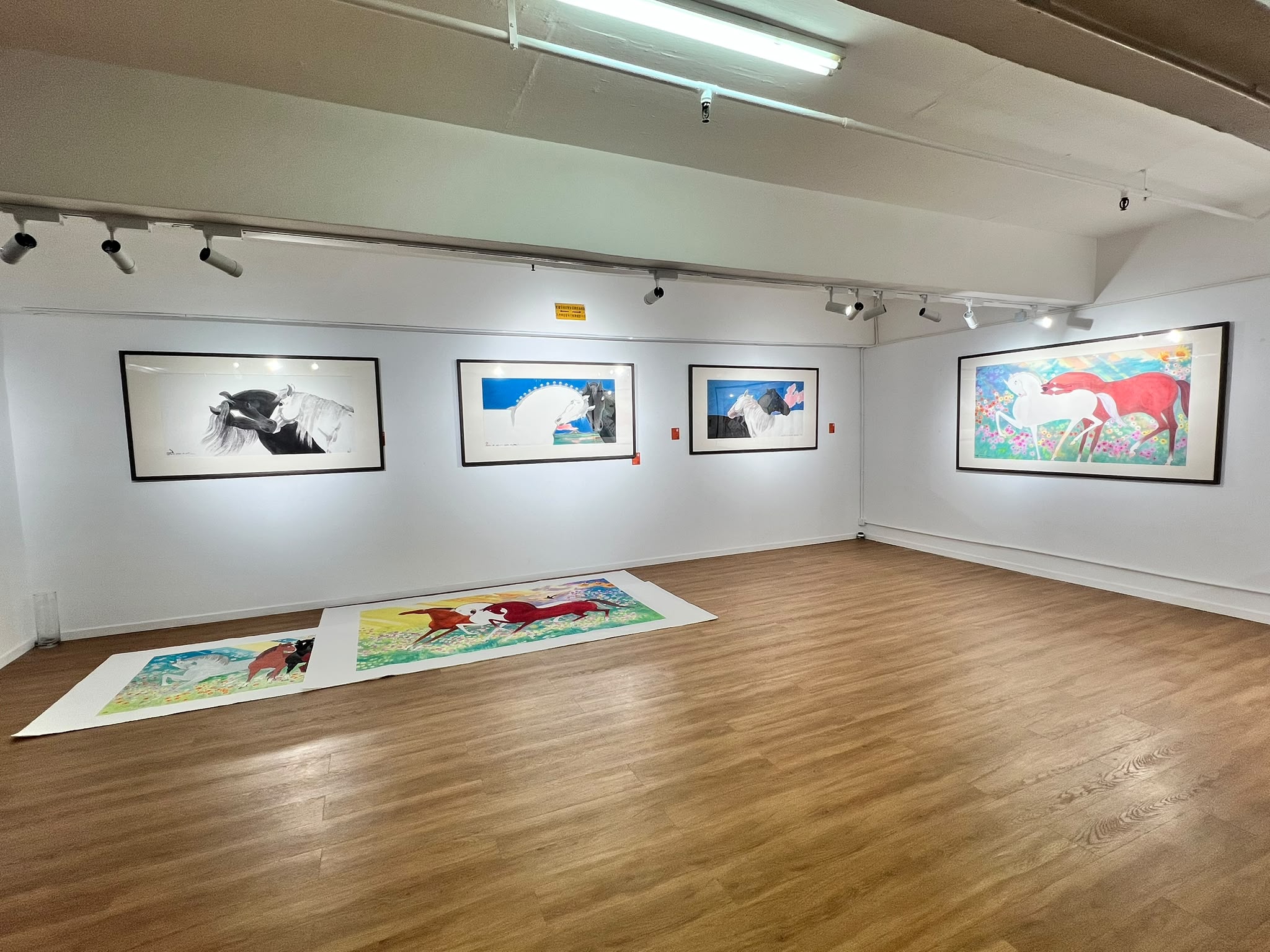 境美術館主展廳，牆上展示多幅當代水墨作品